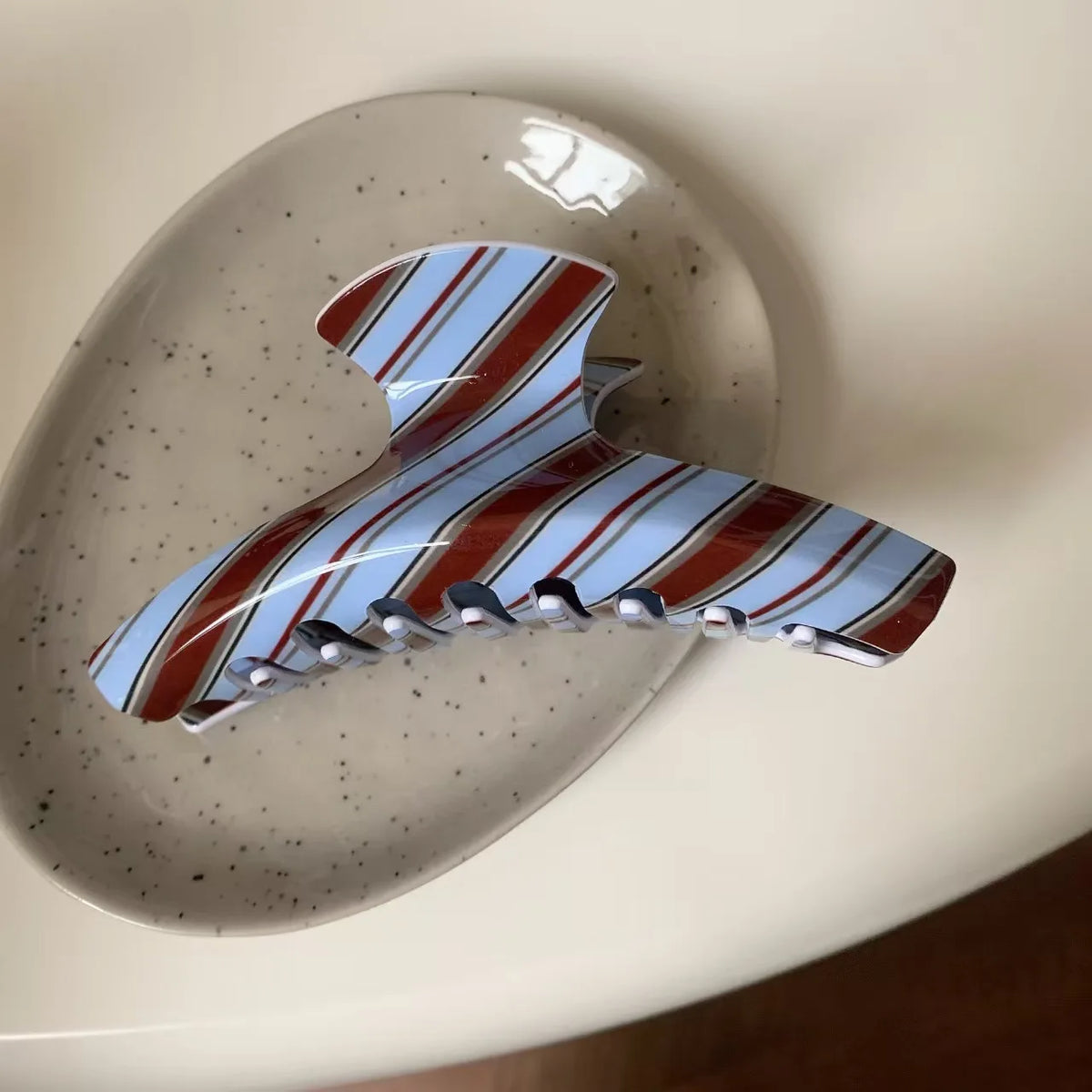 1pc Retro winter blue and brown striped hair claw, high-end niche back-of-head shark clip, minimalist elegant bun hair clip.