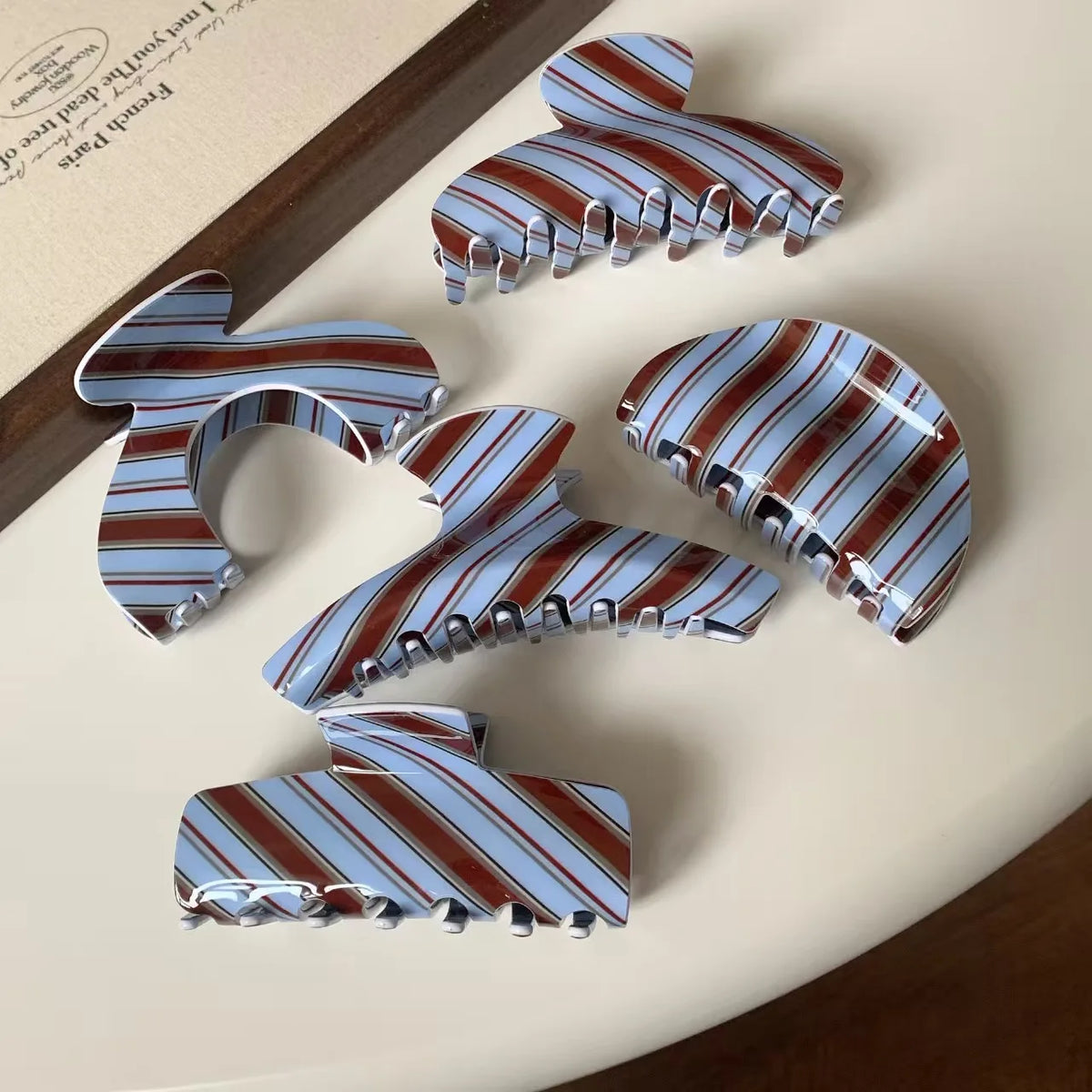 1pc Retro winter blue and brown striped hair claw, high-end niche back-of-head shark clip, minimalist elegant bun hair clip.