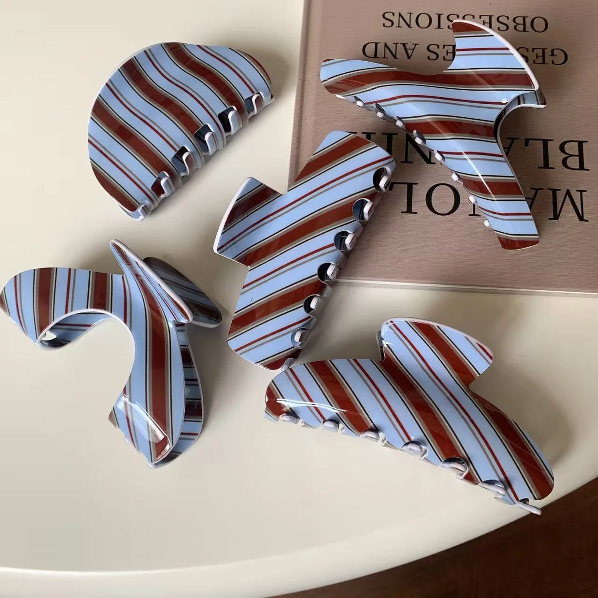 1pc Retro winter blue and brown striped hair claw, high-end niche back-of-head shark clip, minimalist elegant bun hair clip.