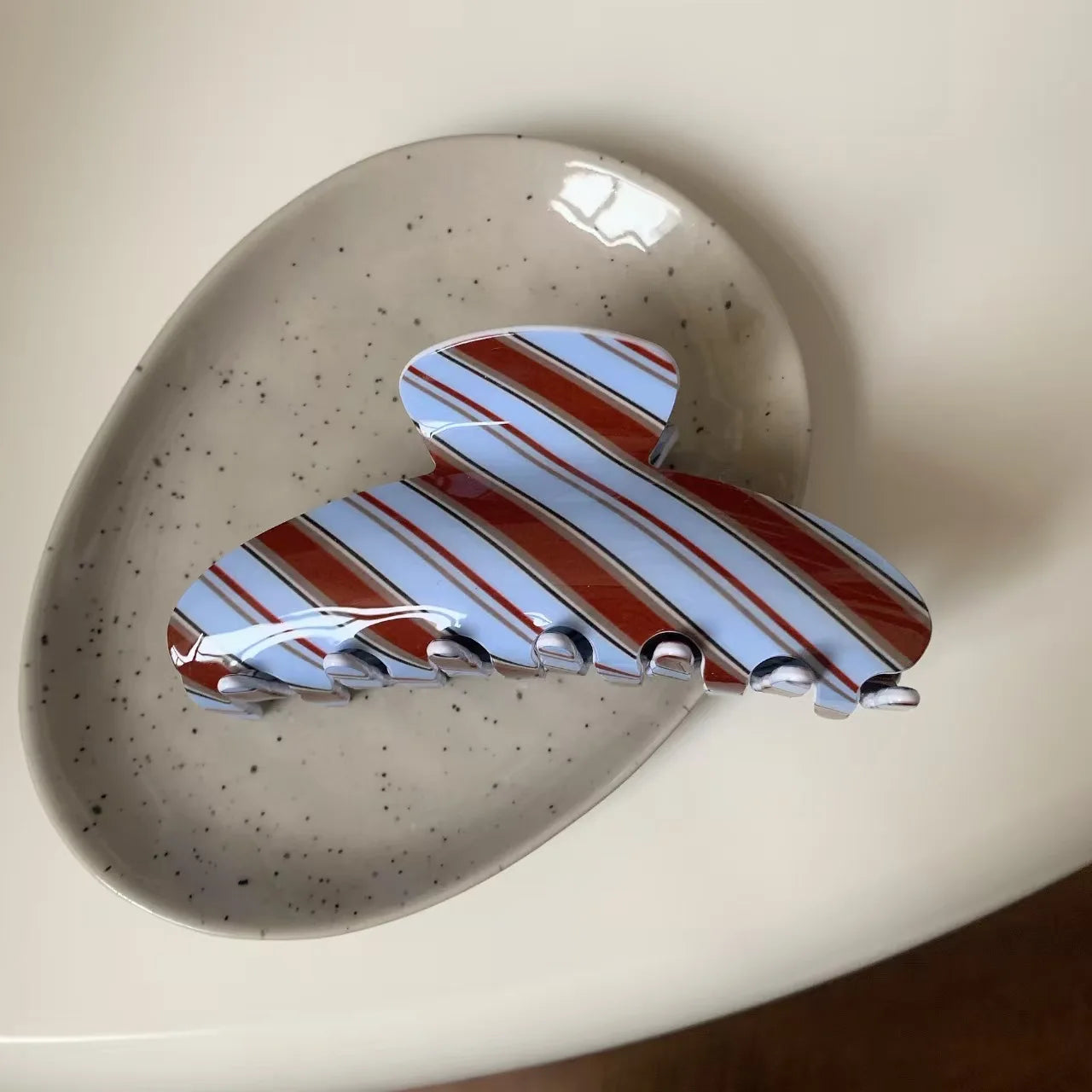 1pc Retro winter blue and brown striped hair claw, high-end niche back-of-head shark clip, minimalist elegant bun hair clip.