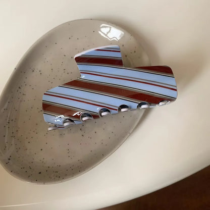1pc Retro winter blue and brown striped hair claw, high-end niche back-of-head shark clip, minimalist elegant bun hair clip.