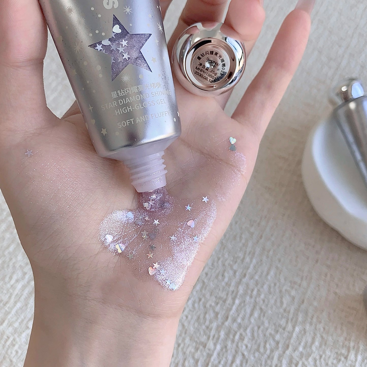 SHAQINUO Glittering Highlighter Gel with Glitter, Liquid Eyeshadow for Atmosphere Sense Makeup Brightening and Highlighting.